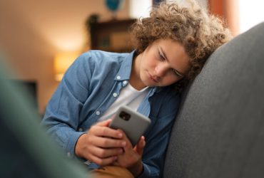 A közösségi média platformok azonban gyakran háttérbe szorítják a valódi, személyes kommunikációt.